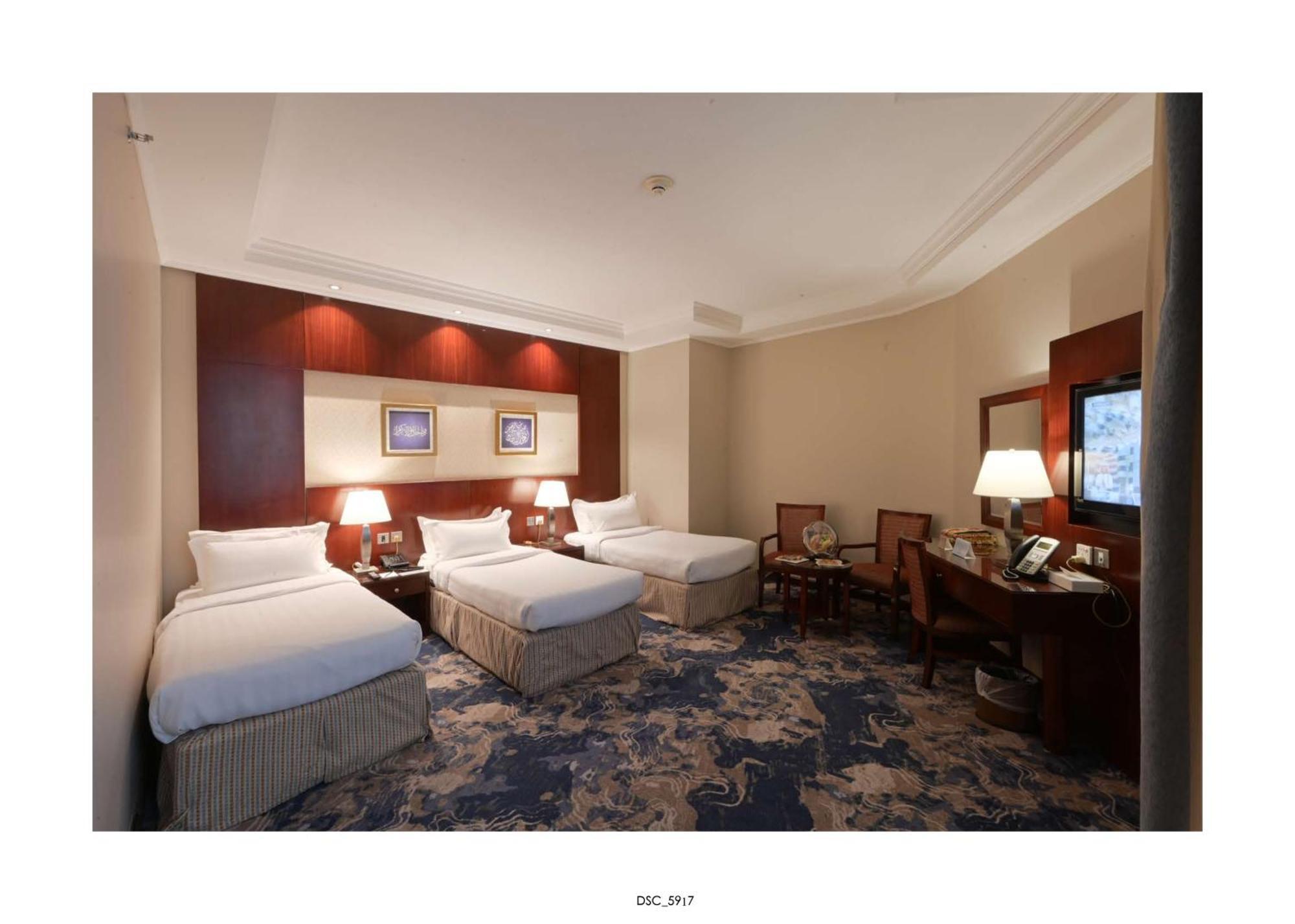 アル エイマン ロイヤル ホテル（メディナ） マディーナ エクステリア 写真 A room at the hotel