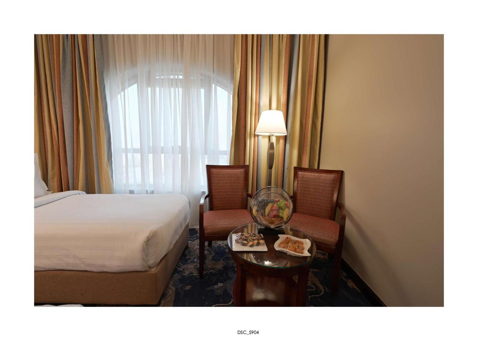 アル エイマン ロイヤル ホテル（メディナ） マディーナ エクステリア 写真 A room at the hotel