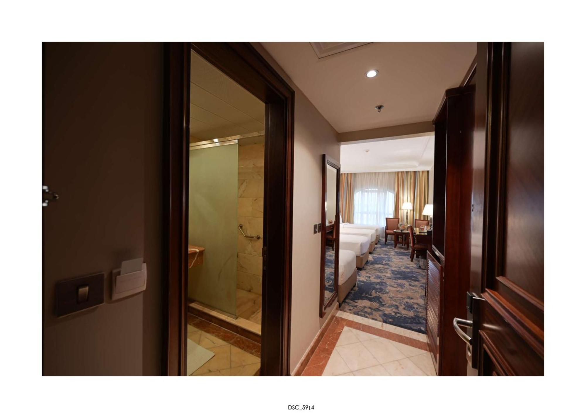 アル エイマン ロイヤル ホテル（メディナ） マディーナ エクステリア 写真 A guest room at the hotel