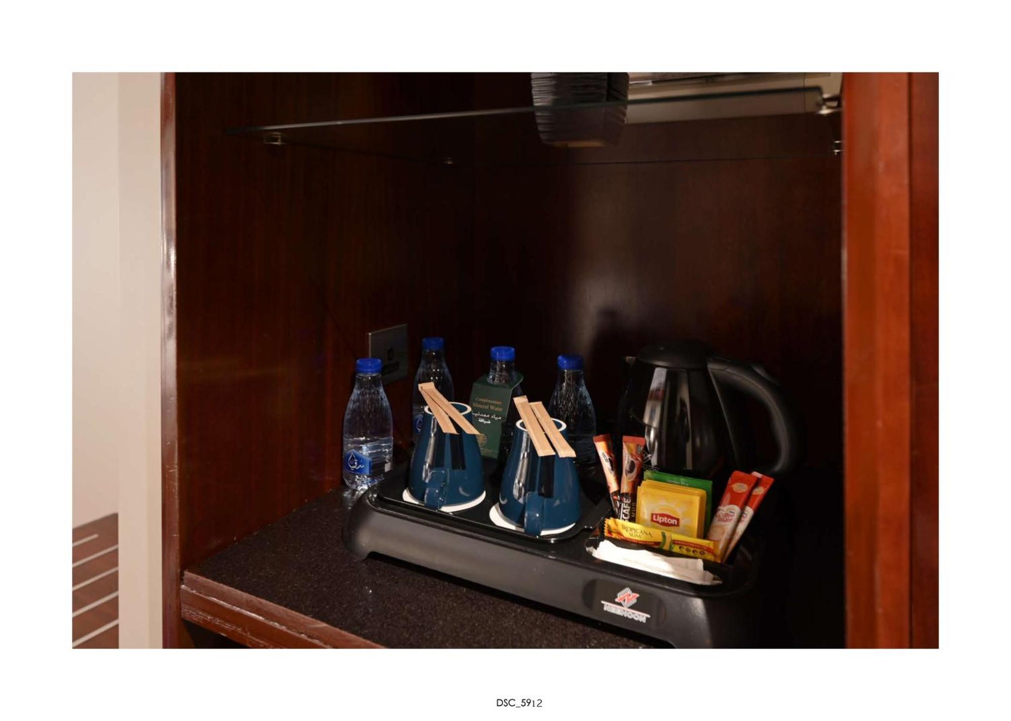アル エイマン ロイヤル ホテル（メディナ） マディーナ エクステリア 写真 A mini-bar in a hotel room