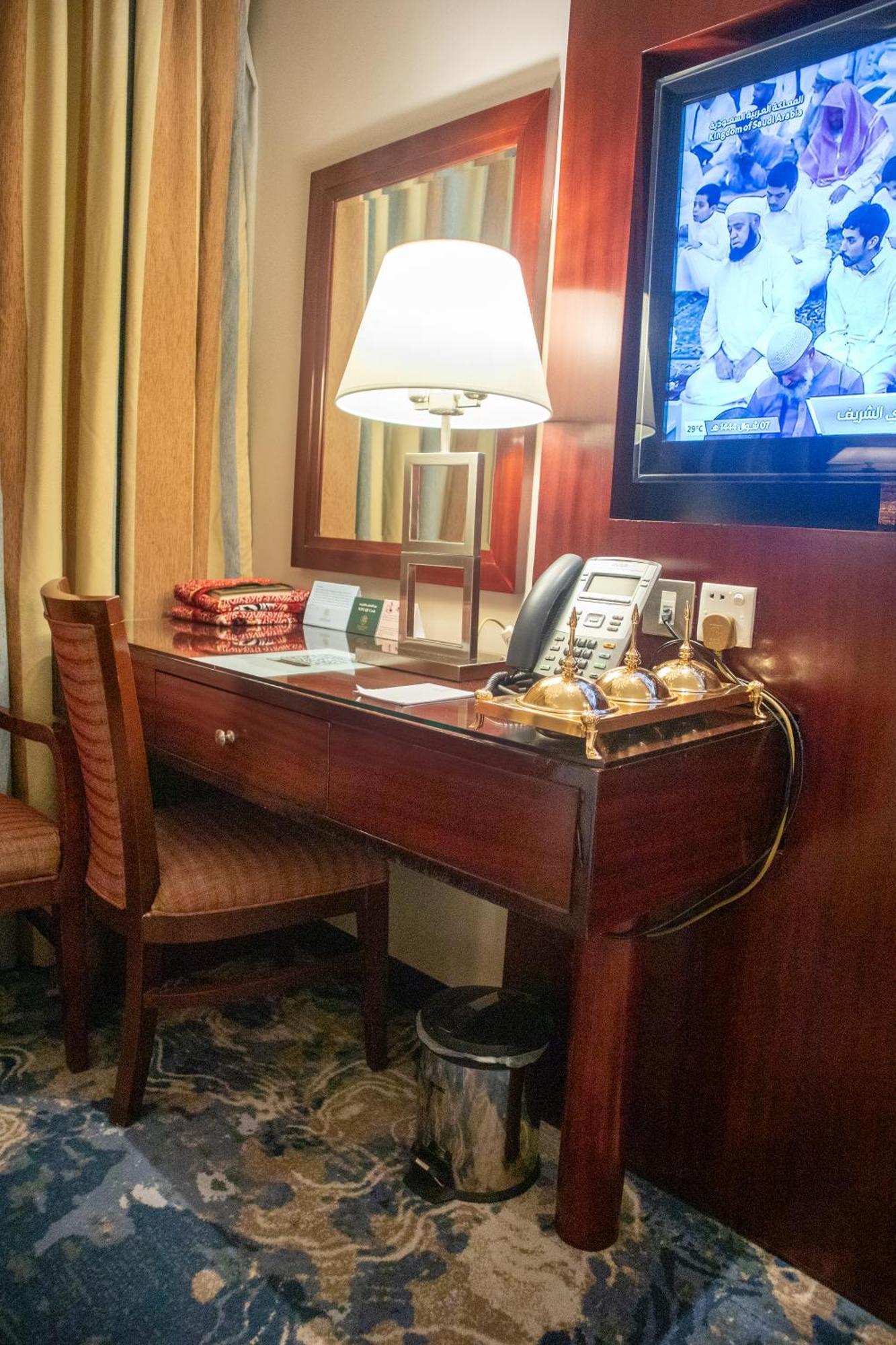 アル エイマン ロイヤル ホテル（メディナ） マディーナ エクステリア 写真 A hotel room desk