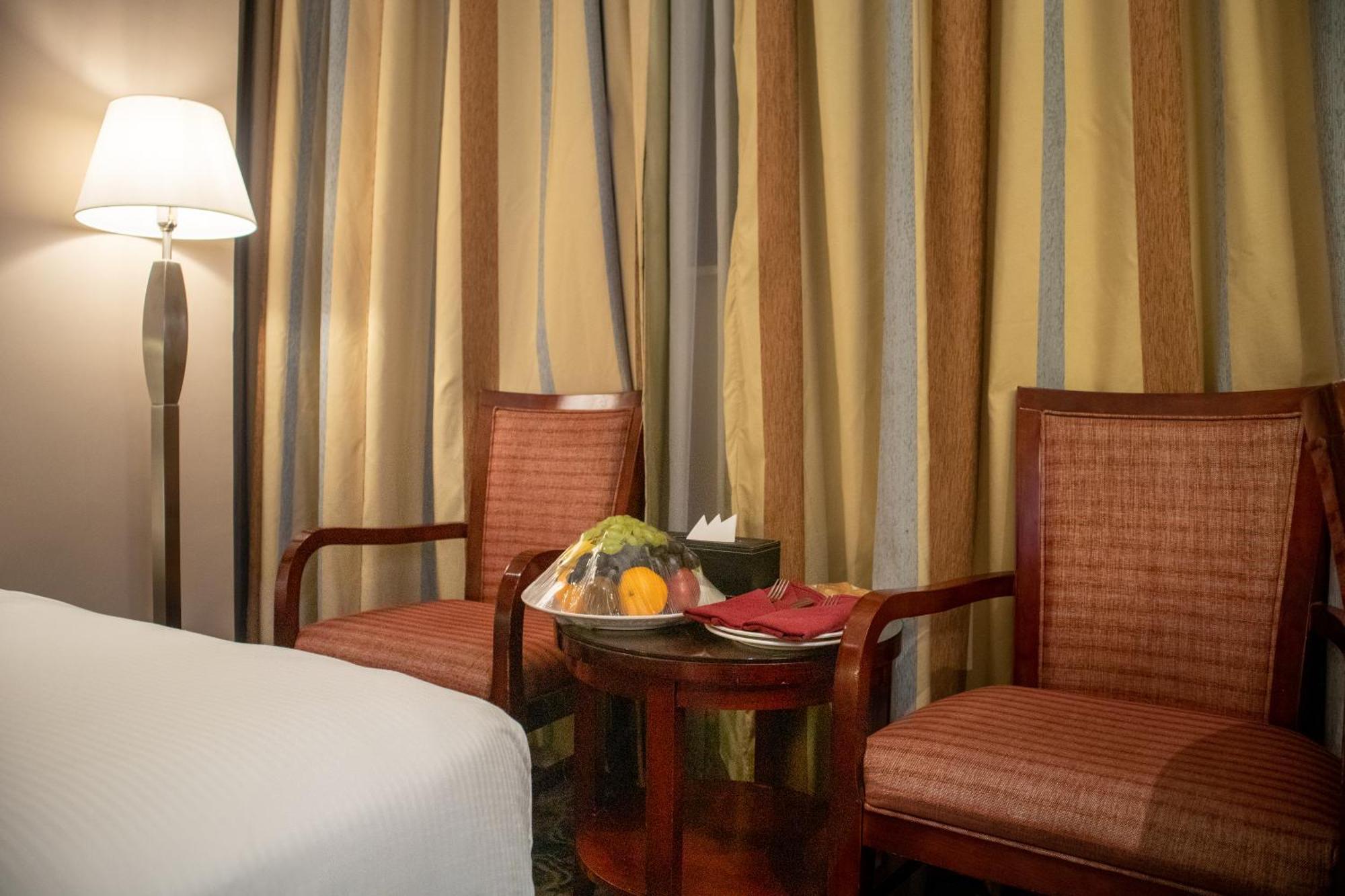 アル エイマン ロイヤル ホテル（メディナ） マディーナ エクステリア 写真 A room at the hotel