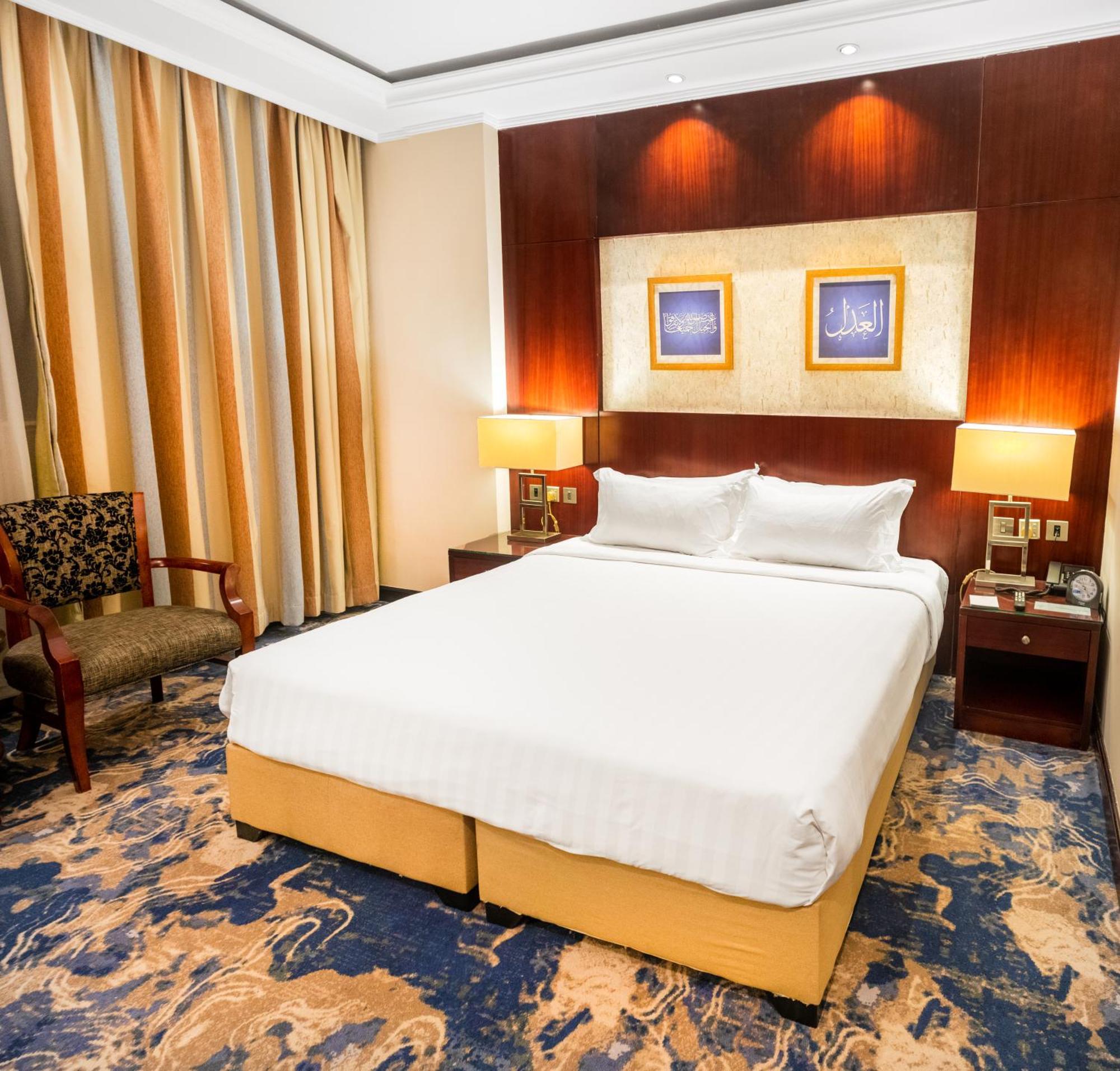 アル エイマン ロイヤル ホテル（メディナ） マディーナ エクステリア 写真 A bedroom at the hotel