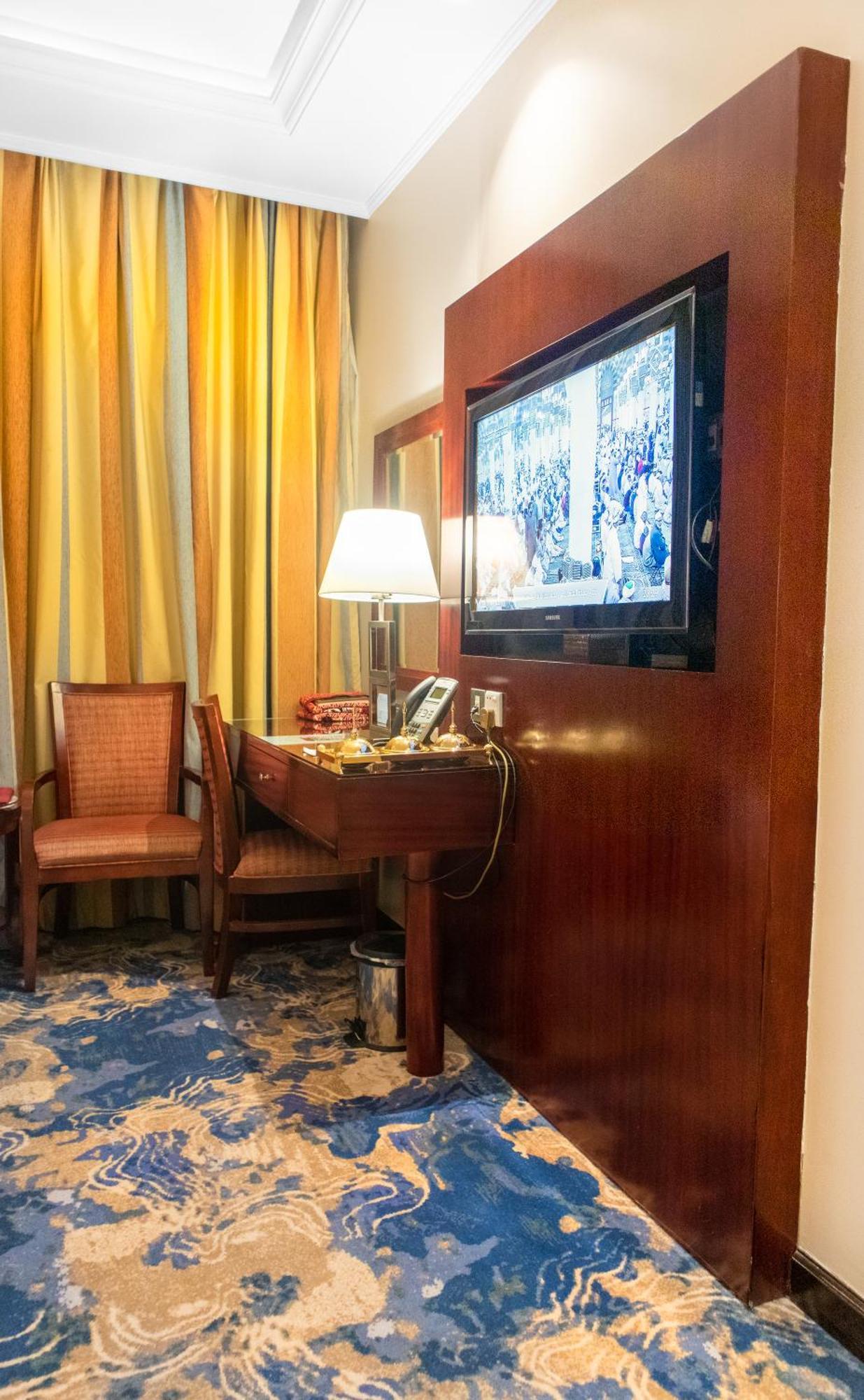 アル エイマン ロイヤル ホテル（メディナ） マディーナ エクステリア 写真 A room at the hotel