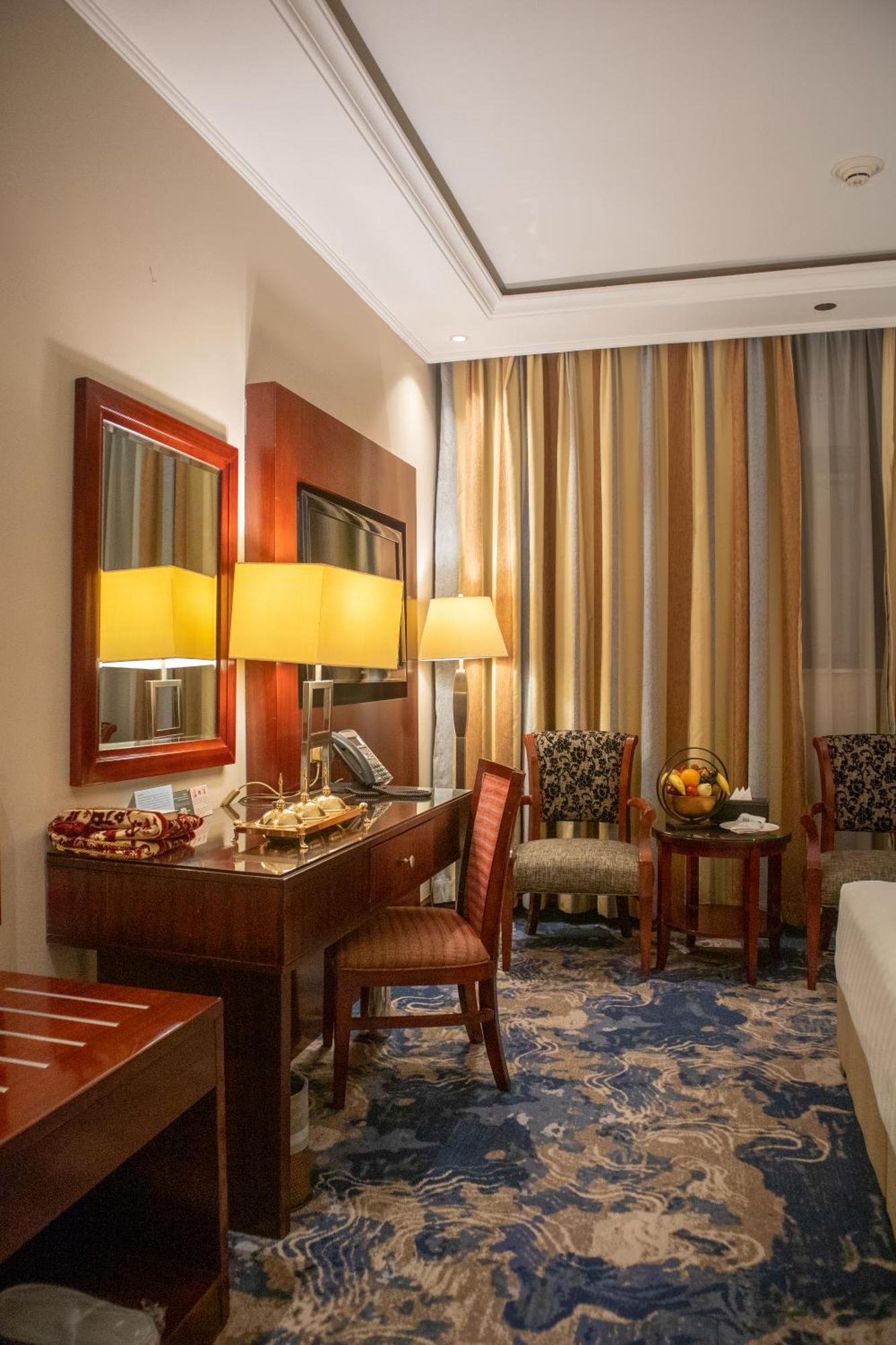 アル エイマン ロイヤル ホテル（メディナ） マディーナ エクステリア 写真 A room at the hotel