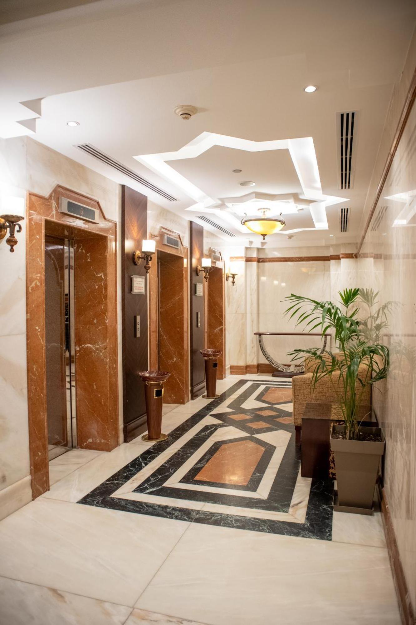 アル エイマン ロイヤル ホテル（メディナ） マディーナ エクステリア 写真 The elevators