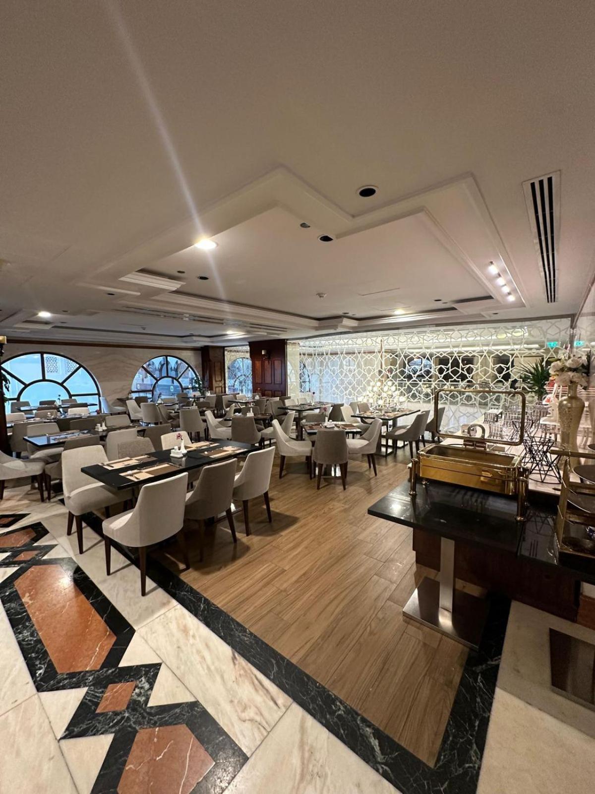アル エイマン ロイヤル ホテル（メディナ） マディーナ エクステリア 写真 The interior of the restaurant